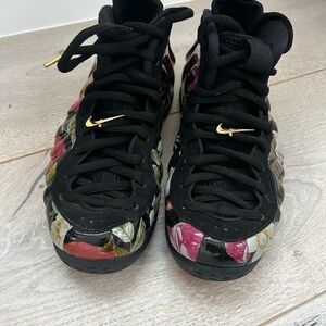 Nike Women's Black Floral Sneakers Foamposite